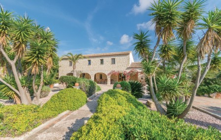 großer Garten mit Blick zur Finca