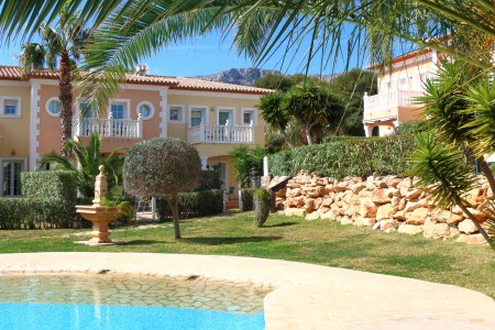 Parkanlage mit Pool