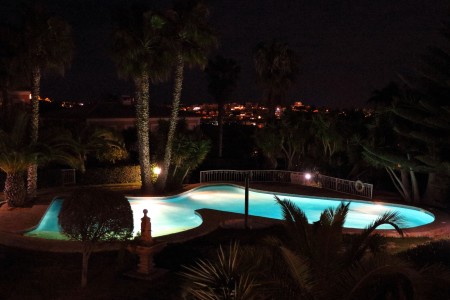 Gemeinschaftspool bei Nacht