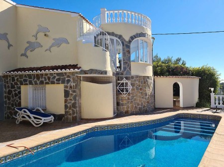 Pool mit Sonnenterrasse